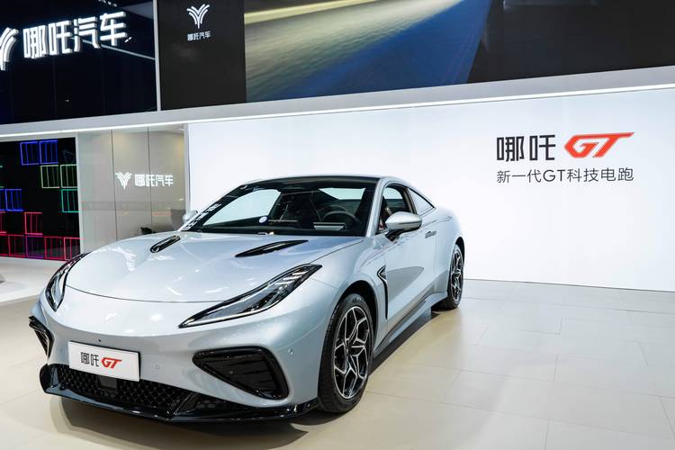 深圳244哪吒汽车在智能汽车领域的表现，领途汽车在新能源汽车市场中的影响力